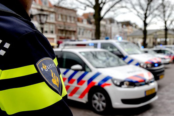 Auto uitgebrand in Diemen: politie zoekt getuigen