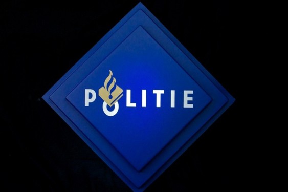 Auto uitgebrand in Diemen: politie zoekt getuigen